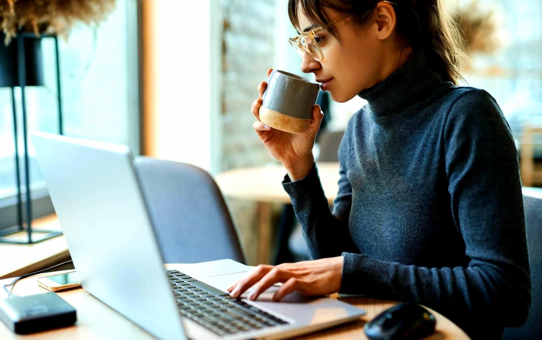 Équipe travaillant sur des analyses de données SEO