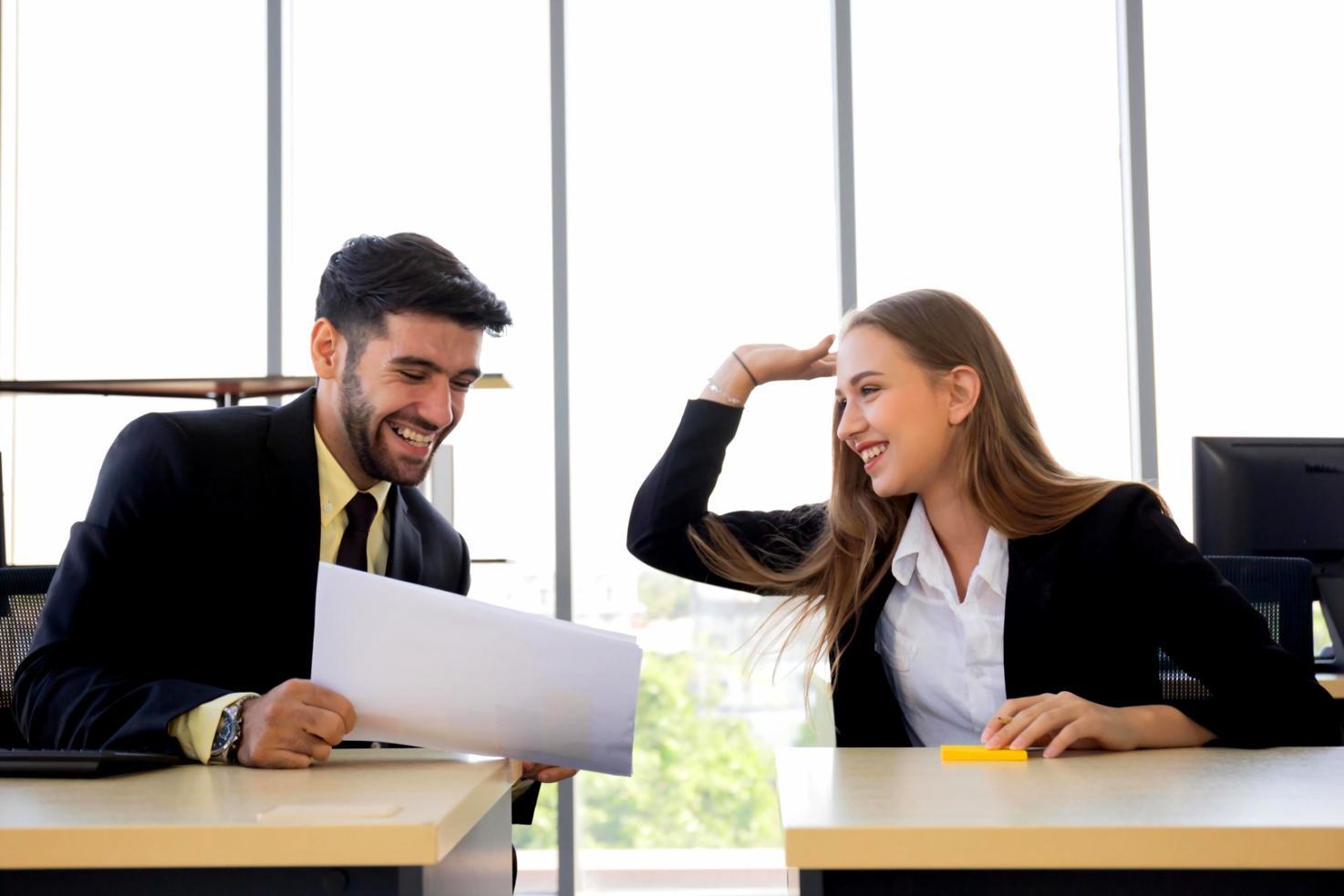 Étudiant travaillant sur un projet d'analytics SEO